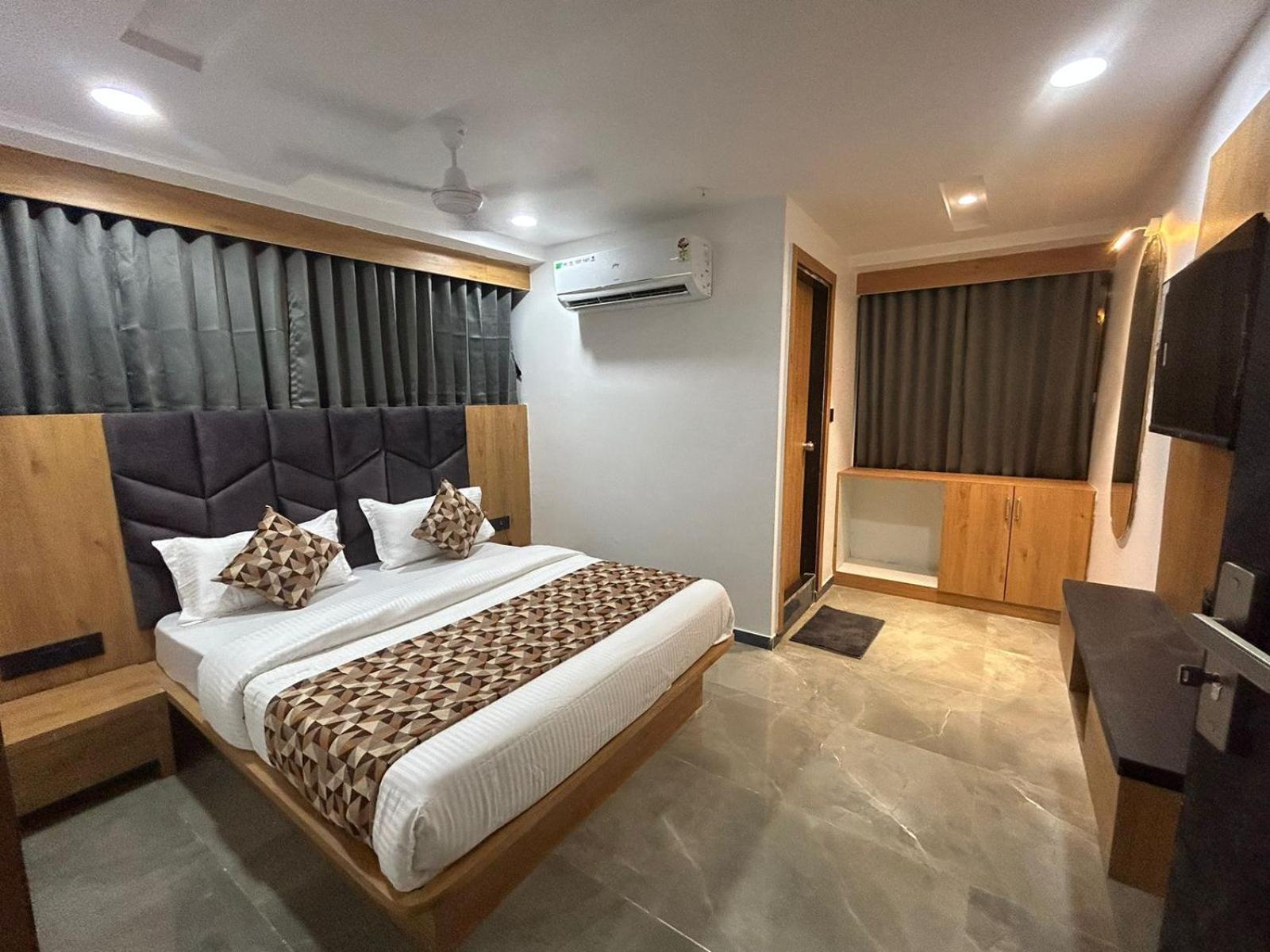 Hotel M Grand Ahmedabad Exterior photo